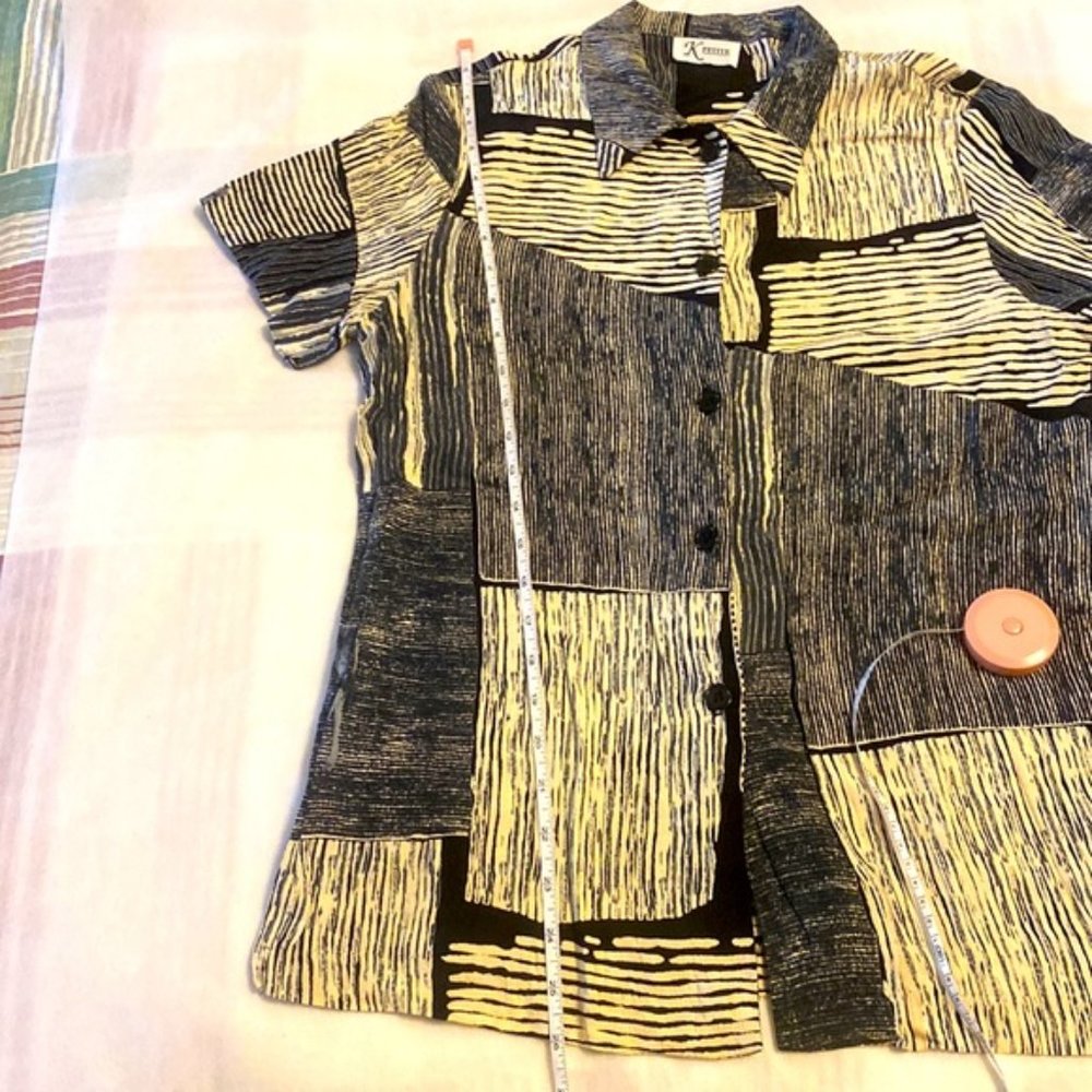 Beautiful petite buttons down blouse ?? - Picture 4 of 6